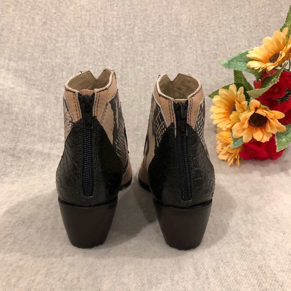 NWT - Matisse Women's Black and Tan Snake Print Ankle Boots - Picture 4 of 16